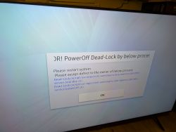 Ekran telewizora Samsung z komunikatem błędu dotyczącym dead-lock w oprogramowaniu.