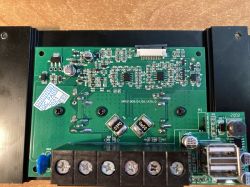 Widok wnętrza regulatora solarnego PWM 30A z płytką drukowaną i komponentami elektronicznymi.