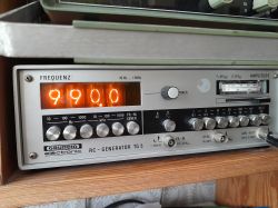 Generator RC Grundig TG5 z ustawioną częstotliwością 990,0 kHz