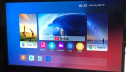 Ekran główny taniego przystawki TV z systemem Android, z dużymi ikonami Google Play, YouTube i Chrome.