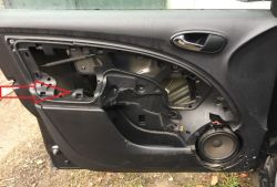 Seat Altea 2004 - Podłączenie białych kabli uniwersalnego zamka centralnego do drzwi