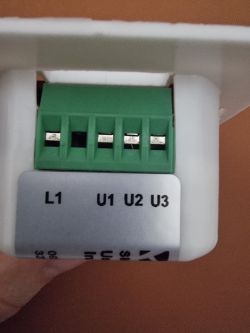 Zbliżenie na terminale elektryczne z oznaczeniami L1, U1, U2, U3.