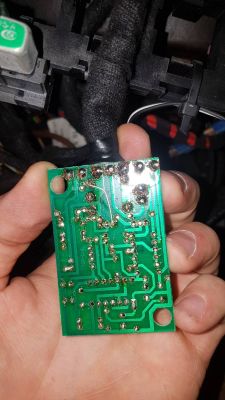 Schemat zabezpieczenia immobiliser w Audi 80: przekaźnik RA2-3082-15-1012 terkocze