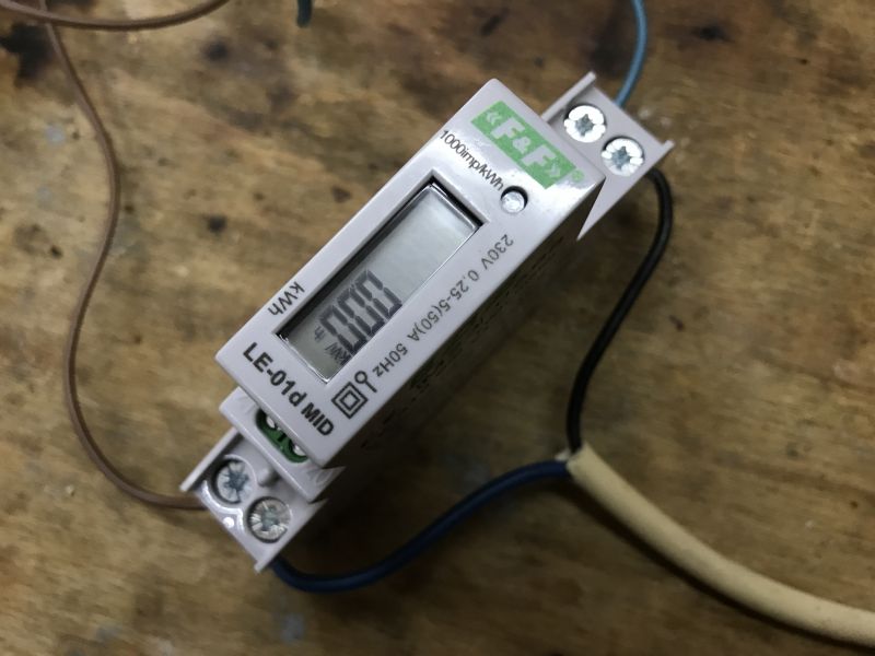 Jednofazowy licznik energii LE-01d MID z wyświetlaczem LCD na stole roboczym.