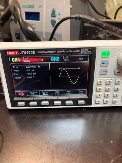 Generator UNI-T UTG932E z ustawionym sygnałem sinusoidalnym 1 kHz, ±500 mV