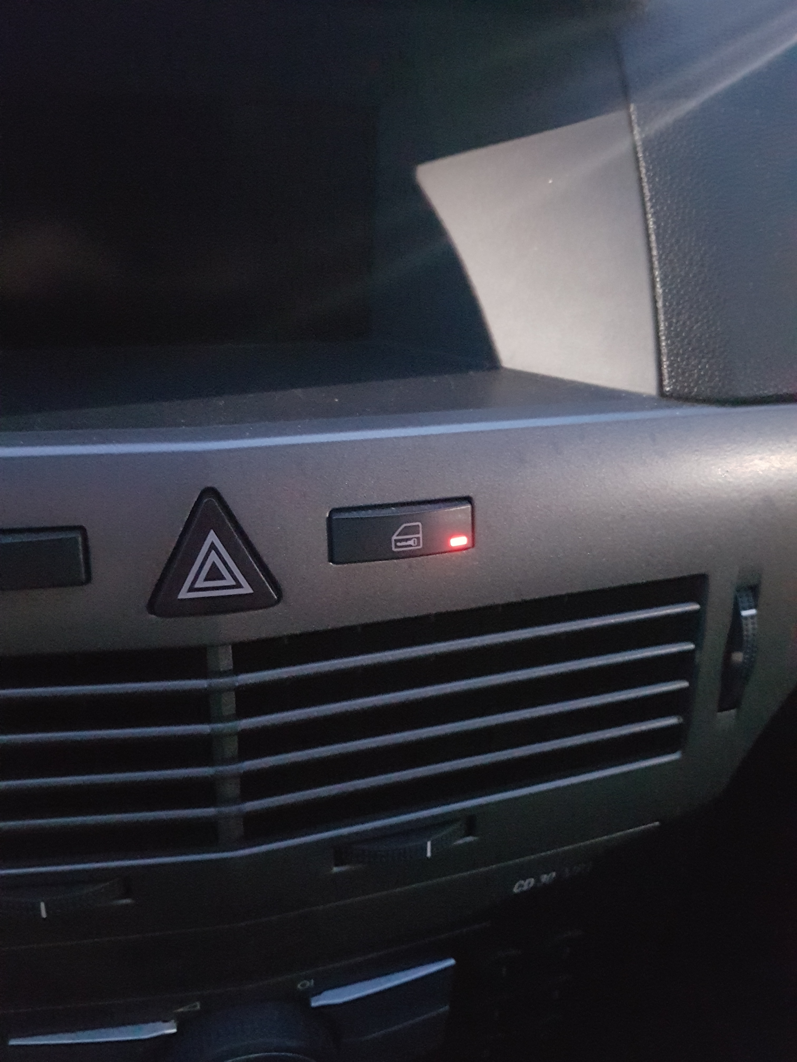 Opel Astra H \'04 Przycisk zamykania drzwi na panelu.