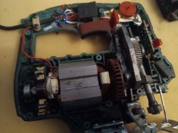 Zbliżenie na wnętrze wyrzynarki Parkside PSTD 800 B2 z widocznym silnikiem i częściami mechanicznymi.
