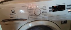 Panel sterowania pralki Electrolux PerfectCare 600 z widocznymi programami i pokrętłem wyboru.