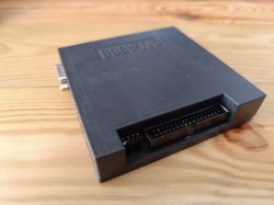 Prototyp-Gehäuse für DIY-A586 v1.9, 3D-gedruckt auf Holzuntergrund.