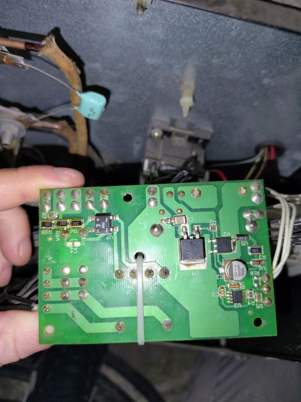 Płytka US-45S wewnątrz migomatu Bester minimagster 1500 Płytka drukowana z widocznymi elementami elektronicznymi w migomacie Bester.