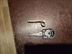 Klucz samochodowy i jego części na drewnianym stole.