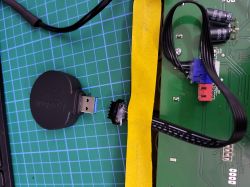 Bluetooth dongle Reebok z złączem USB oraz płytka PCB z przewodami.