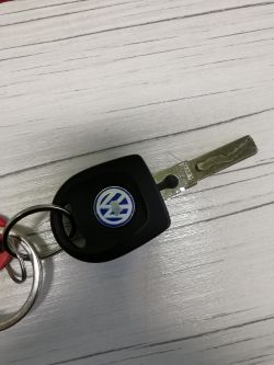 Jak działa centralny zamek w VW Caddy 2005 SDI?