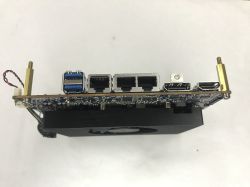 Płytka elektroniki z portami USB, trzema Ethernet, HDMI i chłodzeniem z wentylatorem.