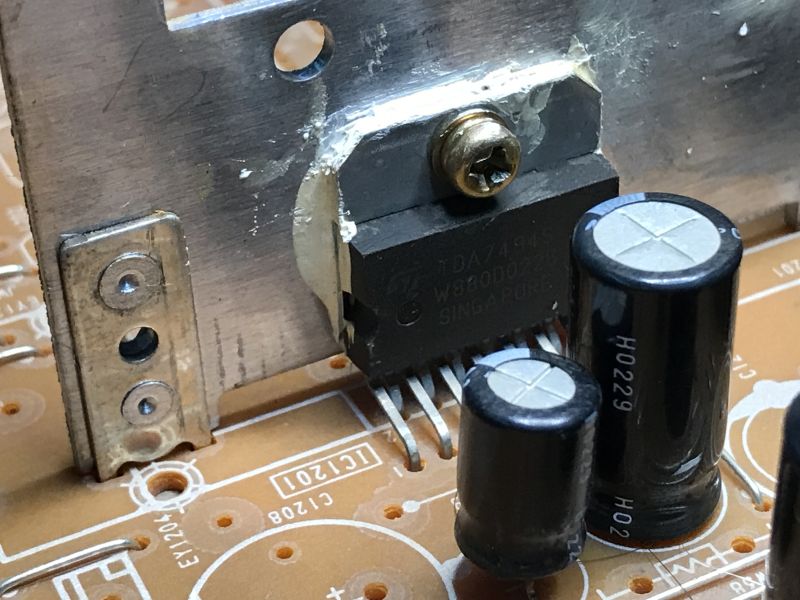 Zbliżenie na układ TDA7494S przymocowany do radiatora na płytce PCB.