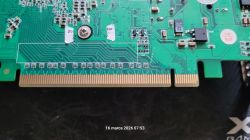 Zbliżenie na złącze PCIe karty PCB z widocznymi polami lutowniczymi i brakującymi elementami SMD