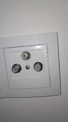 Podłączenie telewizora Samsung Q60c do nieoznaczonego gniazda antenowego