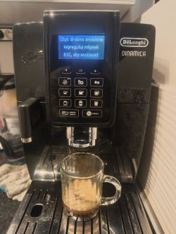 Ekspres DeLonghi z komunikatem „Zbyt drobno zmielona. Wyreguluj młynek”.