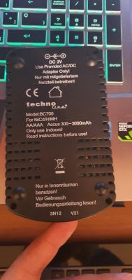 Foto des unteren Teils eines Techno Line-Modells BC700 mit sichtbaren Etiketten und Spezifikationen.