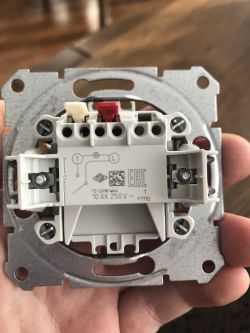 Jak podłączyć przewód fazowy i kable od lampy do jednobiegunowego łącznika?