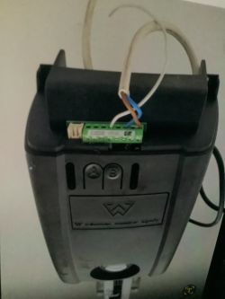 Odbiornik z podłączonymi przewodami elektrycznymi.