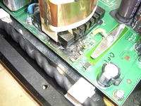 Czy nowe głośniki Logitech Z906 wymagają docierania przed głośnym użytkowaniem?