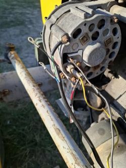 Alternator Ursus C330 z podłączonymi przewodami różnych kolorów