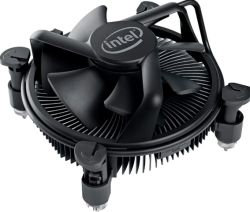 Czarny wentylator CPU Intela z radiatorem, widok z góry pod kątem na białym tle