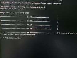 Wynik polecenia DISM w systemie Windows, pokazujący zakończoną pomyślnie operację naprawy.