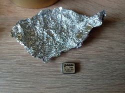 Układ scalony obok luźnego kawałka folii aluminiowej na blacie
