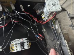 Zbliżenie na wnętrze obudowy z przewodami, stycznikami i złączkami elektrycznymi