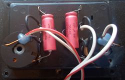 Jak połączyć subwoofer pasywny ze zwrotnicą z dwiema kolumnami bez wycinania tonów?