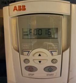 Jak naprawić błąd F0016 w falowniku ABB acs550 -01-015A-4?