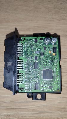 Moduł parktronic samochodu z widoczną płytką drukowaną i komponentami elektronicznymi.