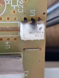 Spalony układ optotriaka MOC3061 na płytce PCB z oznaczeniem U1
