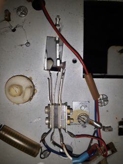 Wnętrze urządzenia elektronicznego z widocznym okablowaniem i złączami.