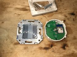 Interior and Mounting Part of Avatto N-TS10-W1 Switch Interior of the Avatto N-TS10-W1 light switch and mounting part.