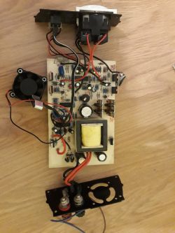 Przetwornica DC/AC 12V/230V 400W - tylko 20V na wyjściu. Przetwornica DC/AC 12V/230V 400W - tylko 20V na wyjściu.