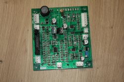 Płytka sterująca MIG-200P z elementami elektronicznymi na drewnianym tle