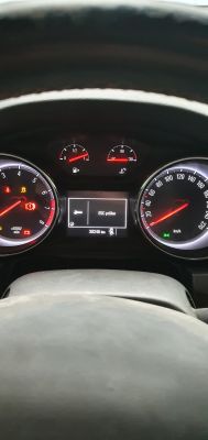 Gdzie znajdę schemat podłączenia skrzynki bezpieczników w Oplu Astra K 1.0?