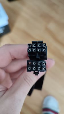 Gigabyte UD750GM 750W Gold Plus - Czy pusty pin w 8-pinowym kablu to wada fabryczna?