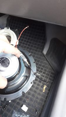 Jak podłączyć głośniki przednie w KIA Picanto - który kabel to plus?