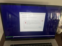 Ekran MacBooka Pro z komunikatem błędu instalacji Windows.