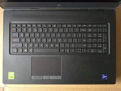 Klawiatura i touchpad laptopa Dell z blokiem numerycznym, widoczne naklejki Intel Core i9 i fin.pl