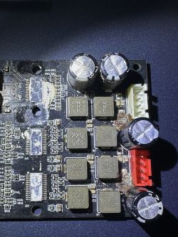 Zbliżenie uszkodzonej płytki PCB wzmacniacza dźwięku.