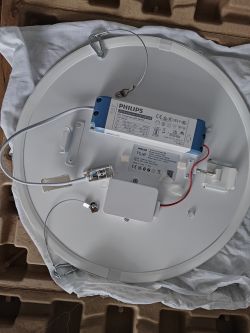 Widok tylnej części lampy sufitowej Philips Hue Surimu z przewodami.