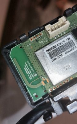 Moduł Wi-Fi do klimatyzatora LG z widocznym numerem seryjnym i podzespołami elektronicznymi