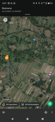 Fragment mapy satelitarnej miejscowości Bednarze z zaznaczeniem dwóch nadajników 5G i aktualnej lokalizacji użytkownika.