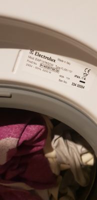 Tabliczka znamionowa pralki Electrolux z modelami i numerami seryjnymi.