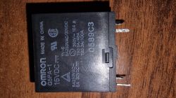 Przekaźnik Omron G5PA-1 15 V DC leżący na drewnianej powierzchni.